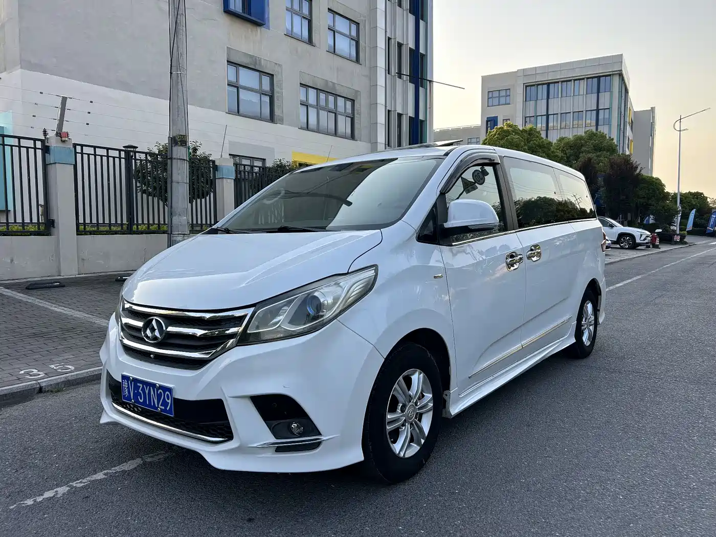 SAIC Maxus Maxus G10 2016 2.0T Automatic Executive Edition