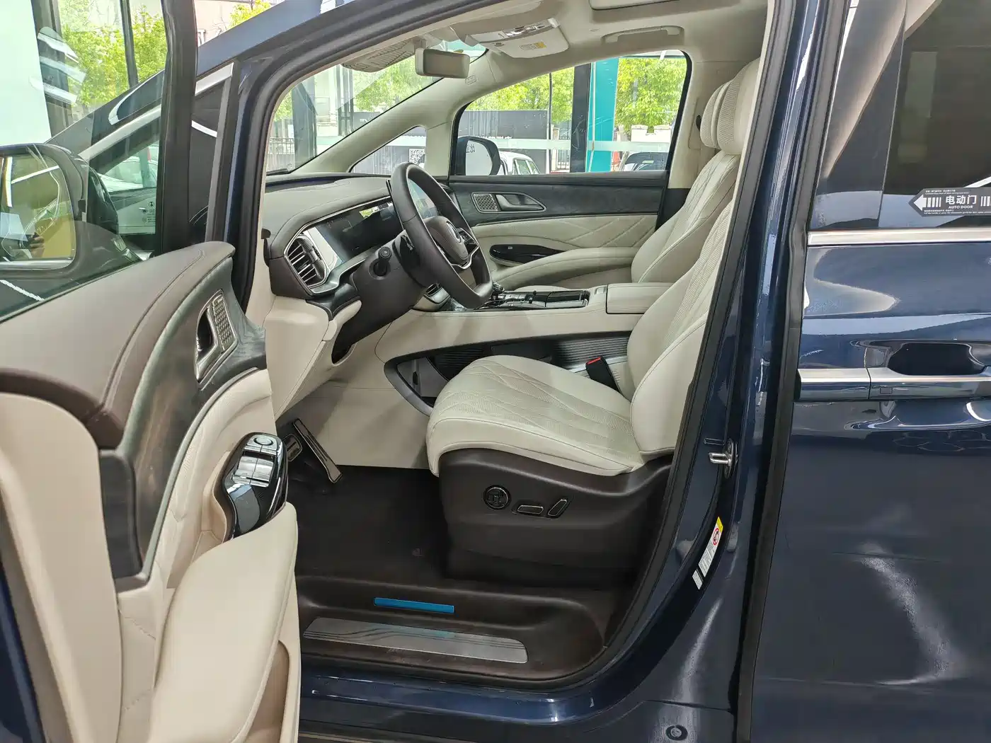 Denza D9 2025 DM-i Smart Drive Edition 1020 AWD Prestige фото 10