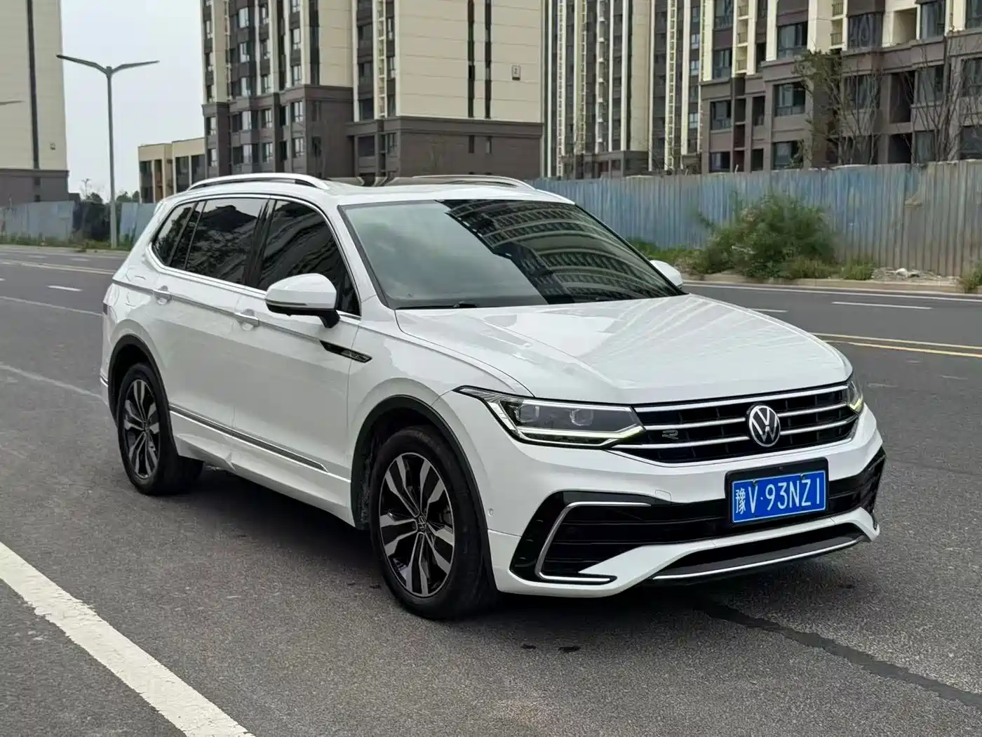 Volkswagen Tiguan L 2022 330TSI Auto 2WD R-Line Premium Edition фото 2