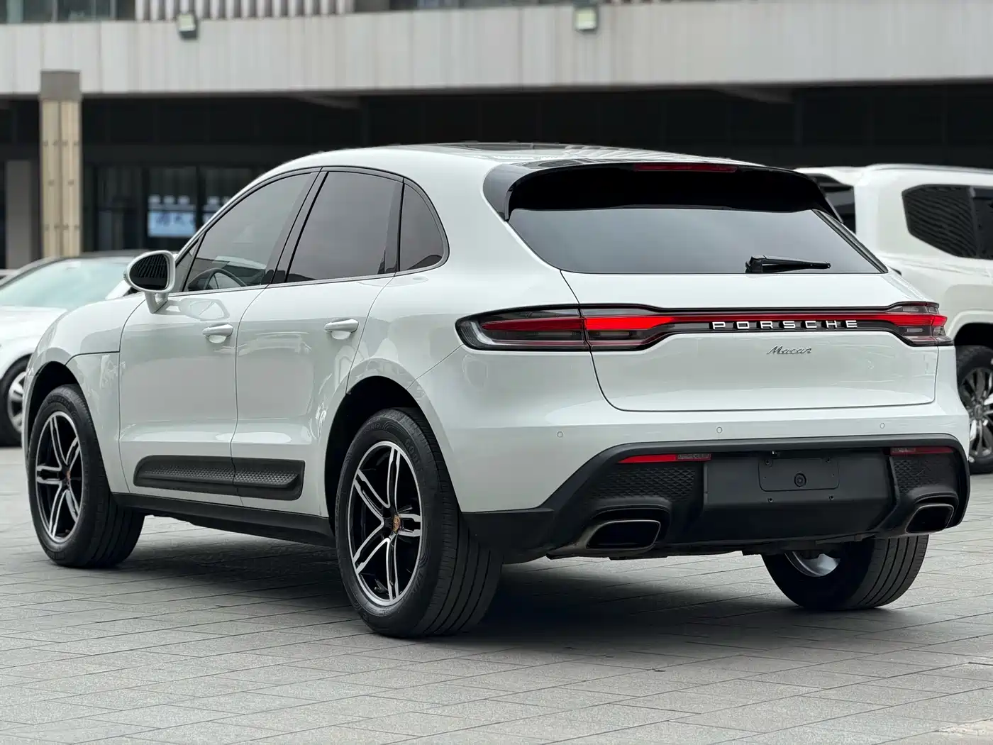 PORSCHE MACAN