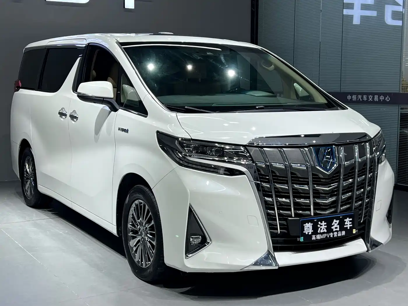 Toyota Alphard 2021 Hybrid 2.5L Luxury фото 3