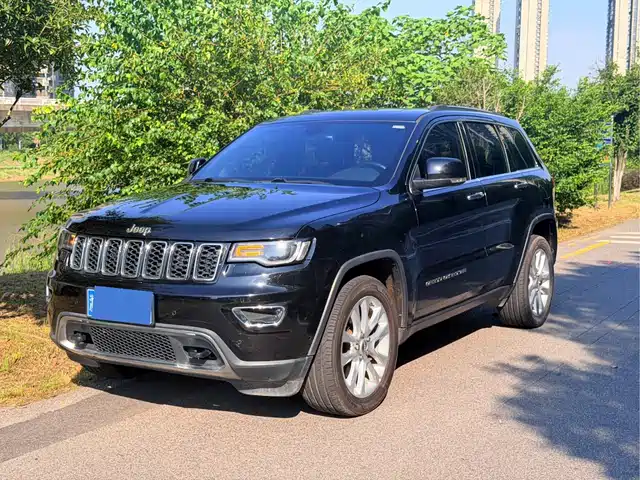 Jeep Grand Cherokee (Import) 2017 3.0L Comfort Navigation Edition — фото 1