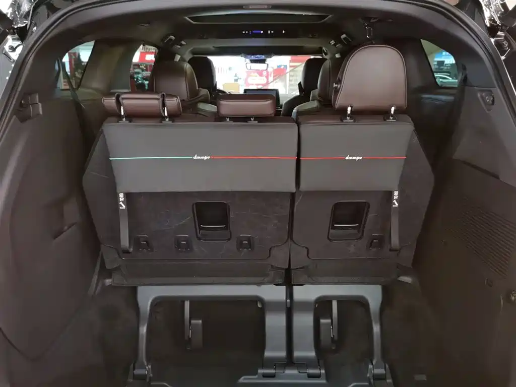 Toyota Granvia 2024 2.5L Hybrid Premium PLUS 4WD Edition фото 13
