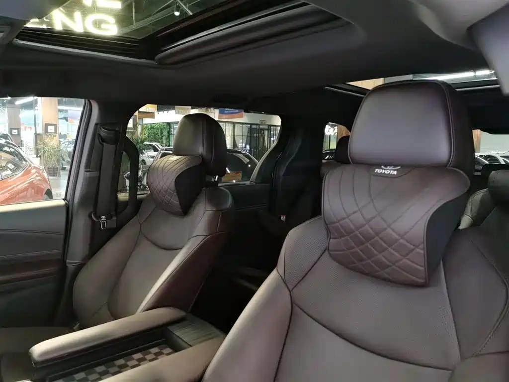 Toyota Granvia 2024 2.5L Hybrid Premium PLUS 4WD Edition фото 8