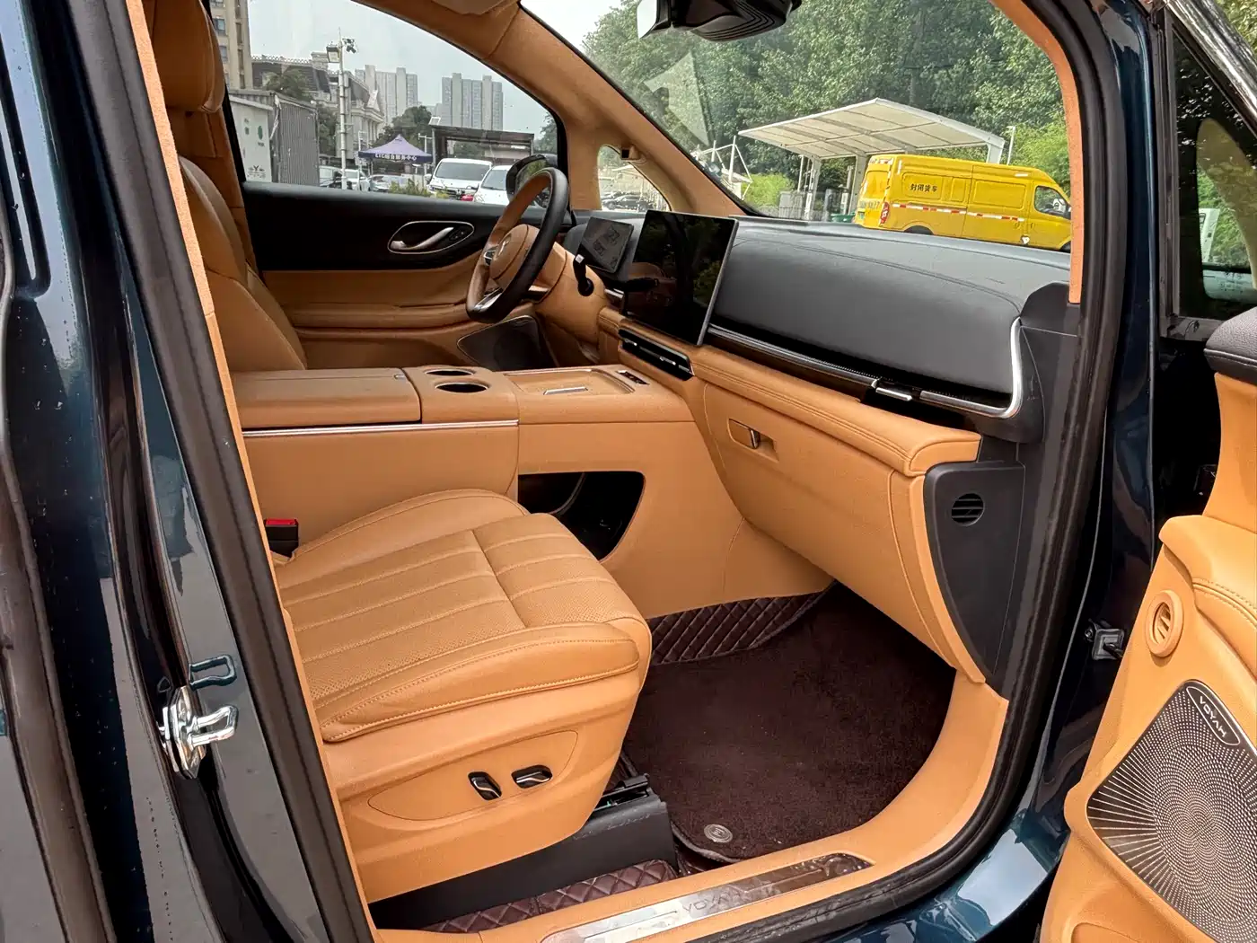 Voyah Auto Voyah Dreamer 2025 Model PHEV 4WD Premium QianKun Edition фото 8