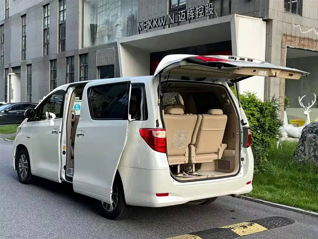 Toyota Alphard фото 5