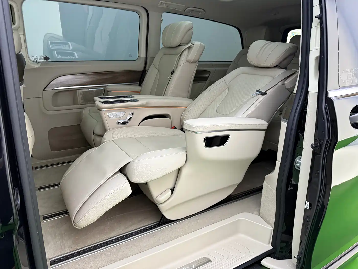 Mercedes-Benz V-Class 2021 V 260 L Long Wheelbase Premium Edition фото 19