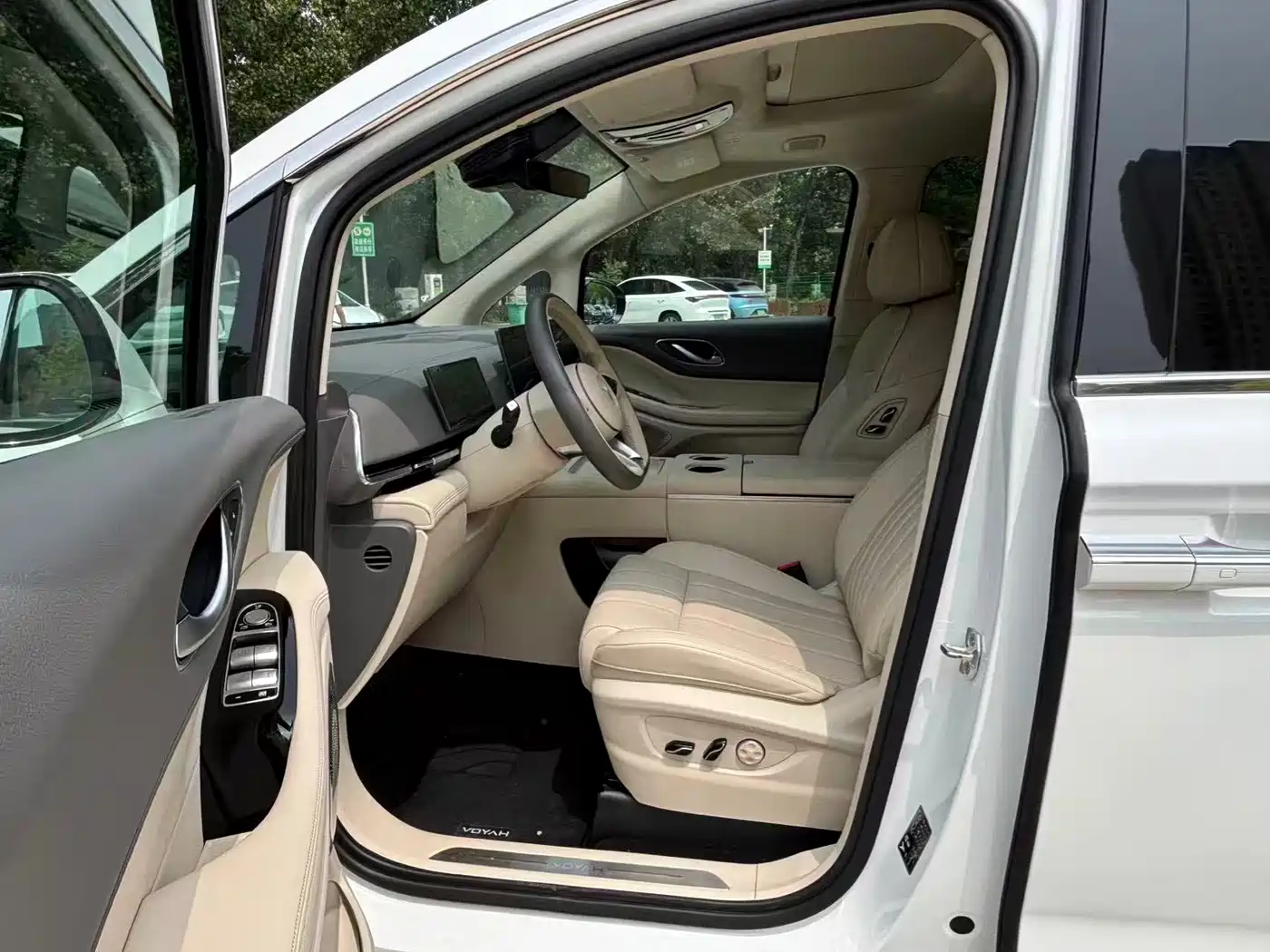 Voyah Auto Voyah Dreamer 2025 PHEV AWD Flagship Kunpeng Edition фото 4