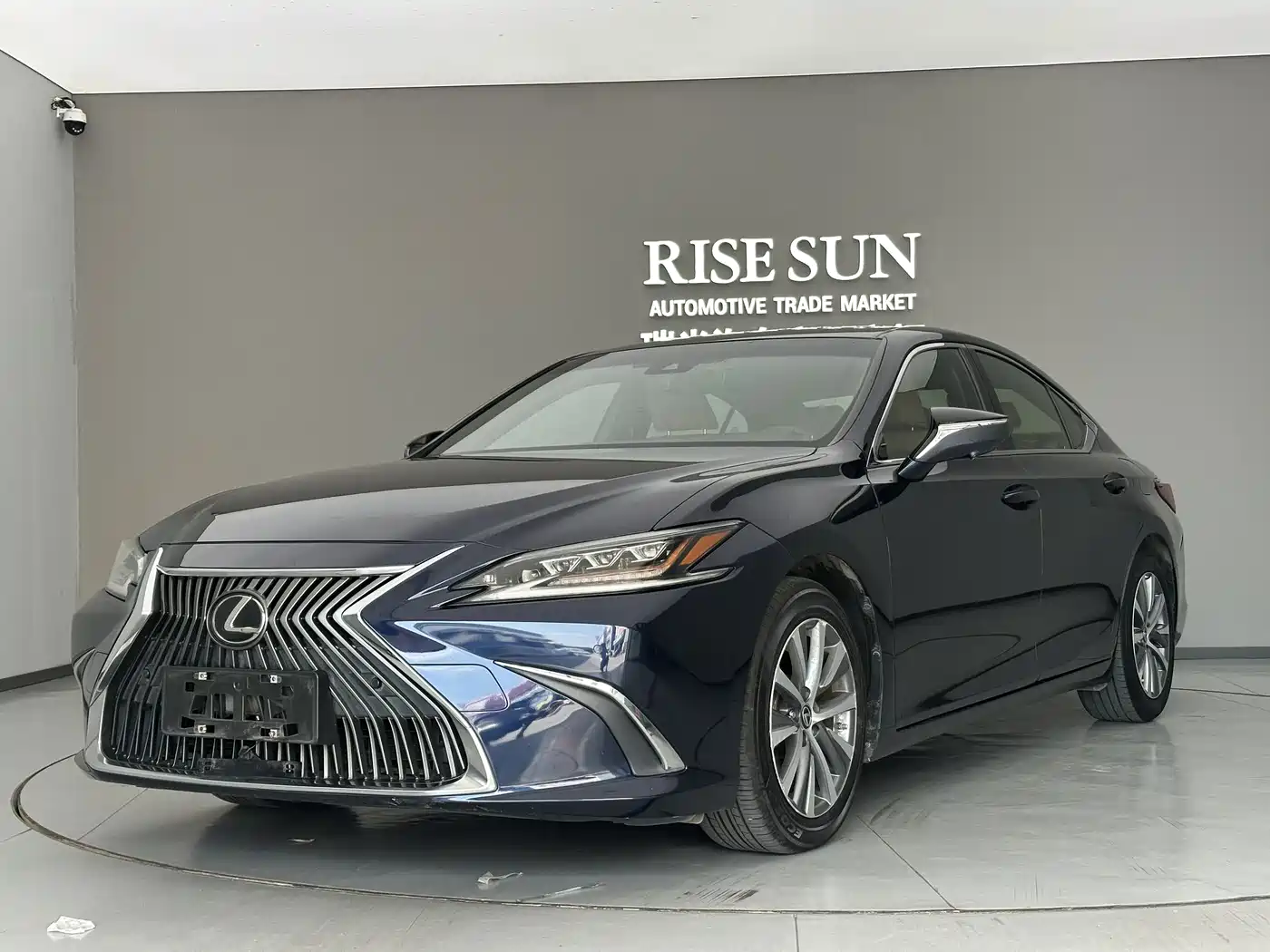 Фото 1 - Lexus ES