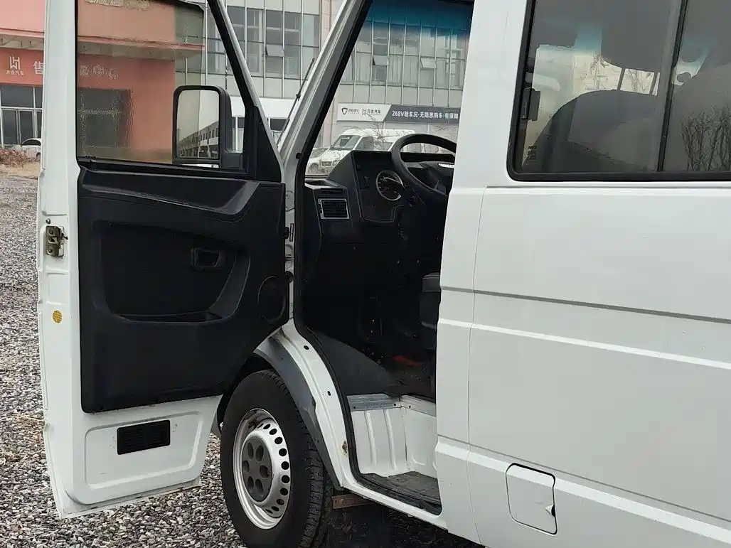 Iveco Daily 2019 2020 Model 2.5T A35 Bus Single-Tire Medium Roof 5-9 Seats with Side Sliding Door China V