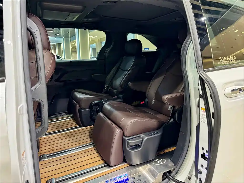 Toyota Sienna 2023 2.5L Hybrid Platinum Edition фото 27