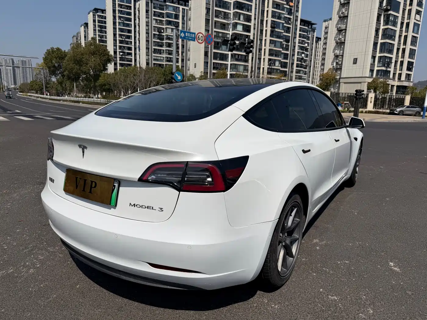 TESLA MODEL 3