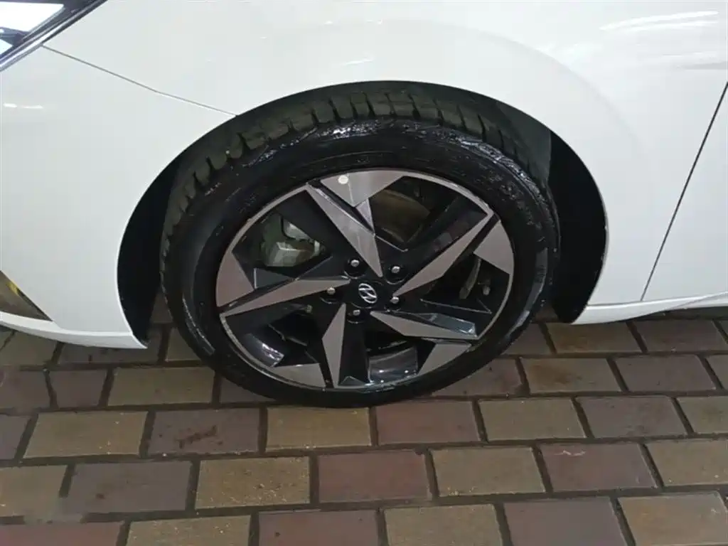 Hyundai Elantra 2021 1.5L CVT LUX Premium Edition фото 23