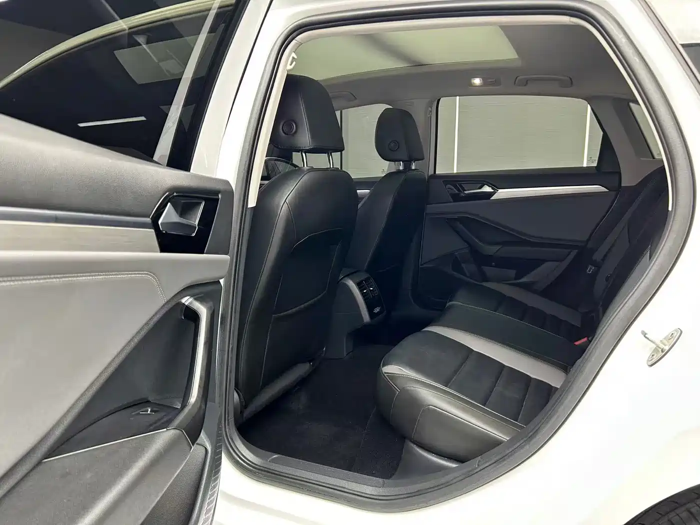 Volkswagen Sagitar 2021 280TSI DSG Surpassing Edition фото 18