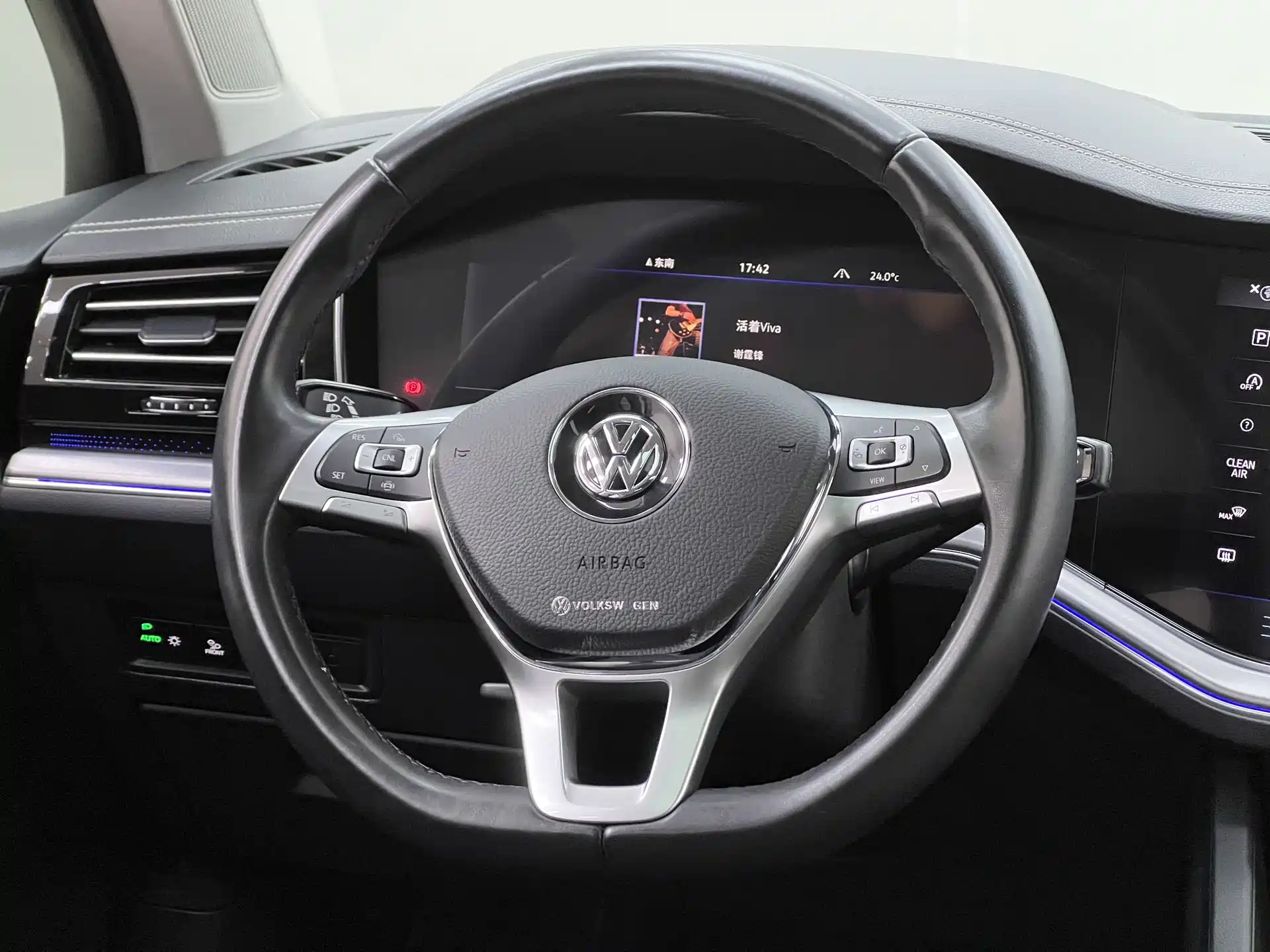 Фото 12 - Volkswagen Touareg