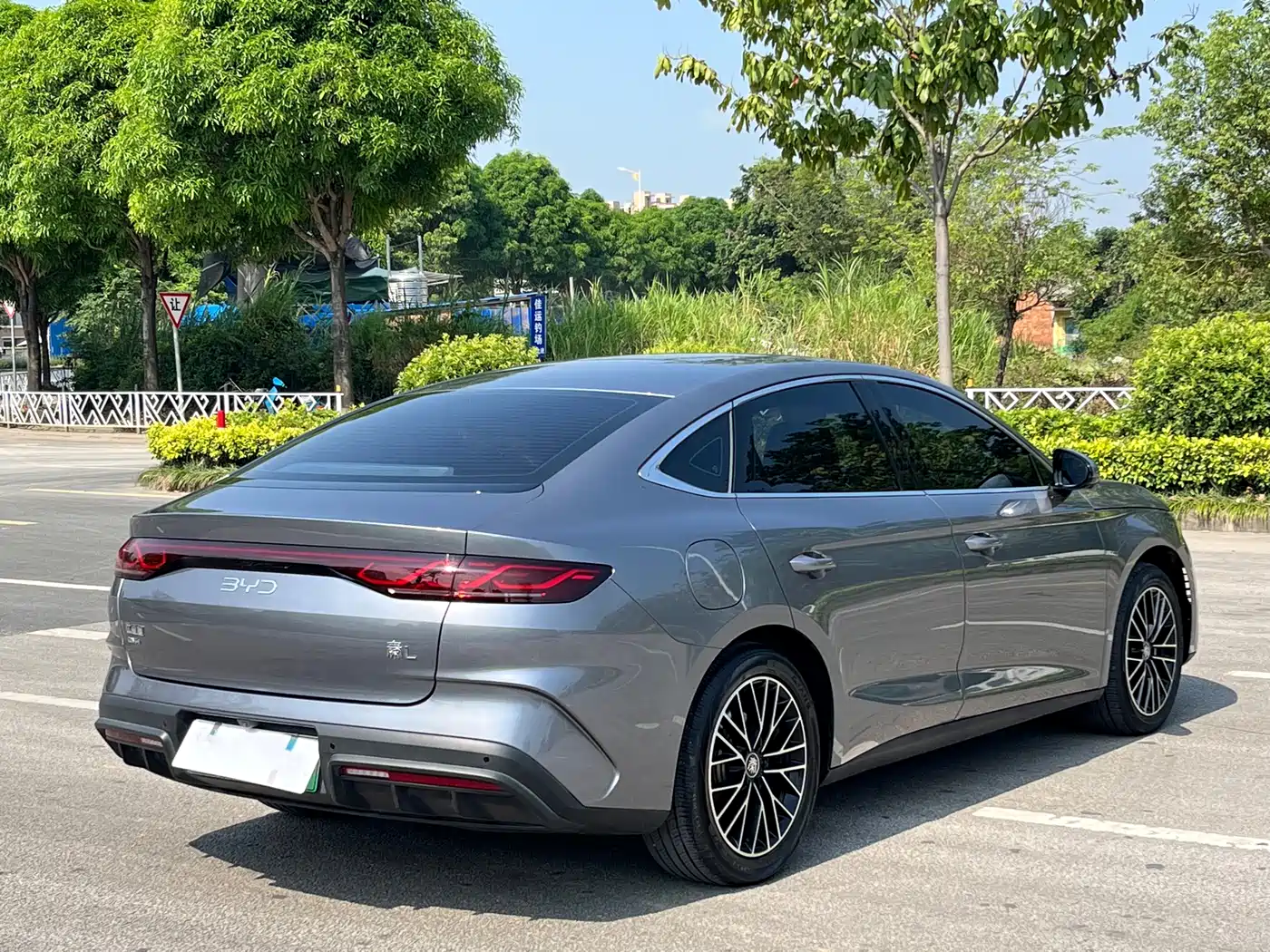 BYD Qin L 2024 DM-i 120KM Excellence Model фото 4