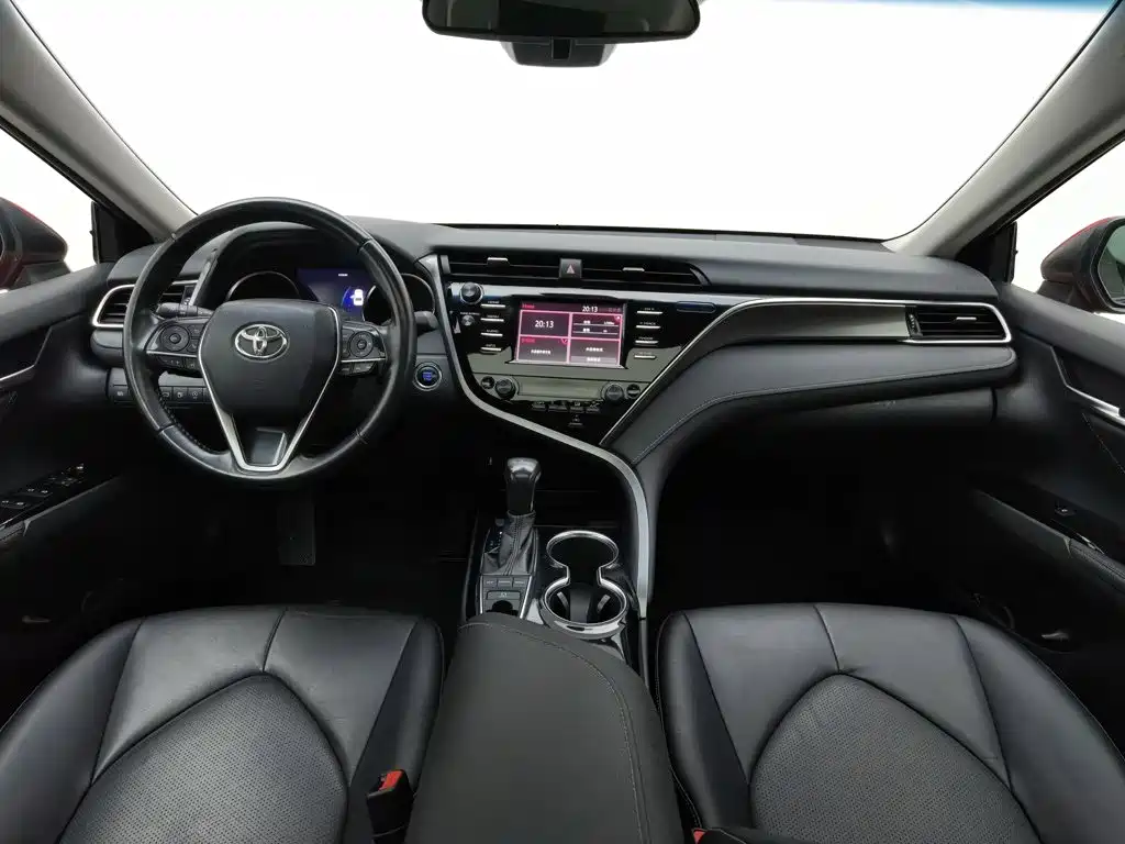 Фото 5 - Toyota Camry