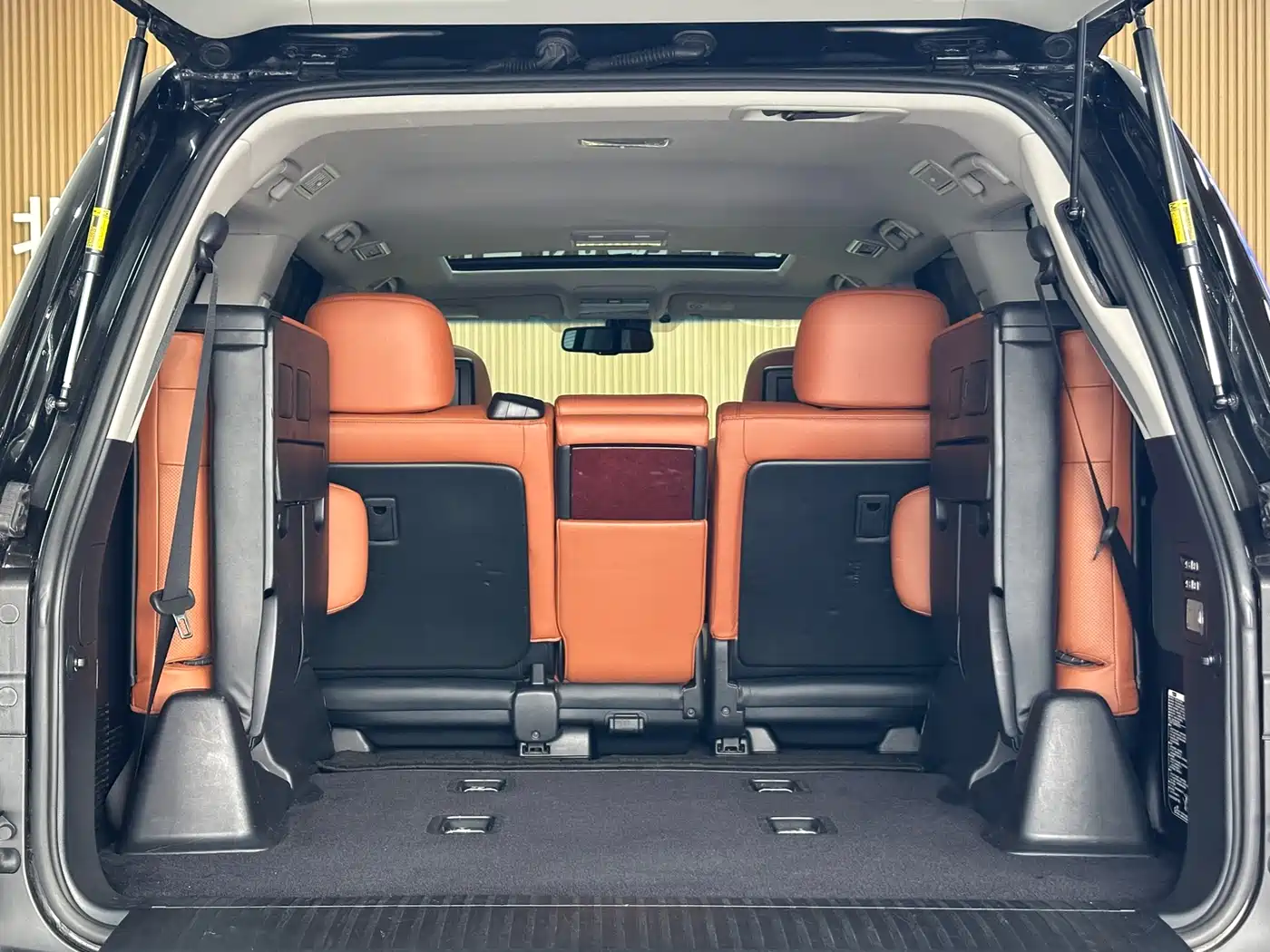 Фото 17 - Lexus LX