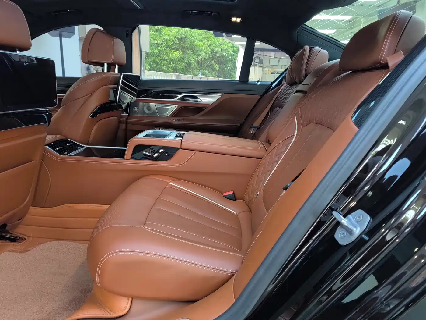 BMW 7 Series 2018 M760Li xDrive фото 12