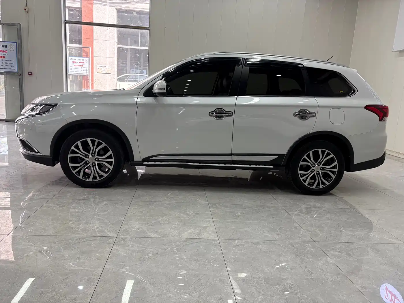 MITSUBISHI OUTLANDER