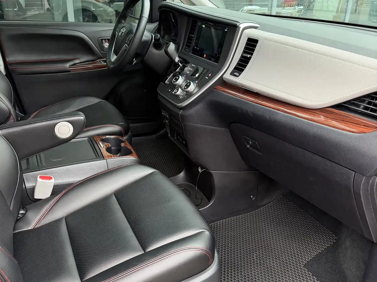 Photo 8 - Toyota Sienna