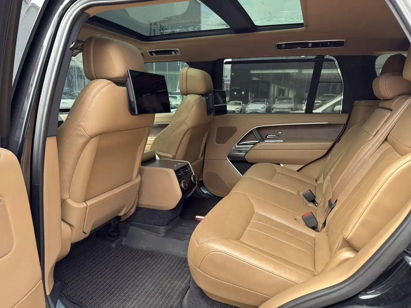 Land Rover Range Rover 2023 Facelift 3.0 L6 400PS Prosperity Extended Version фото 14