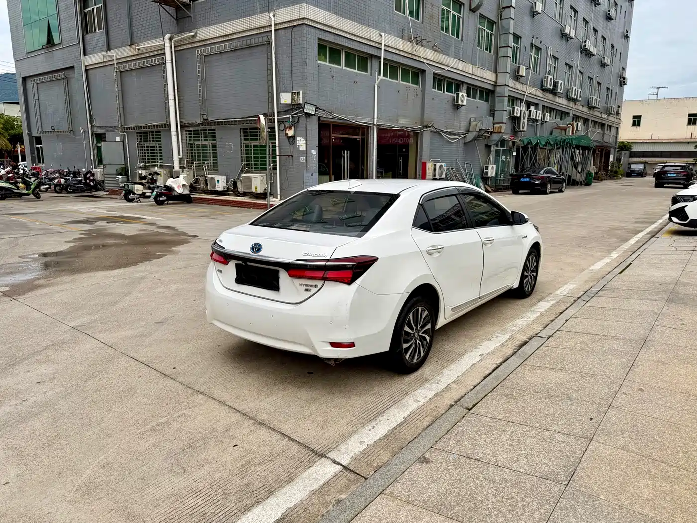 Toyota Corolla 2018 Hybrid 1.8L E-CVT Smart Edition фото 5
