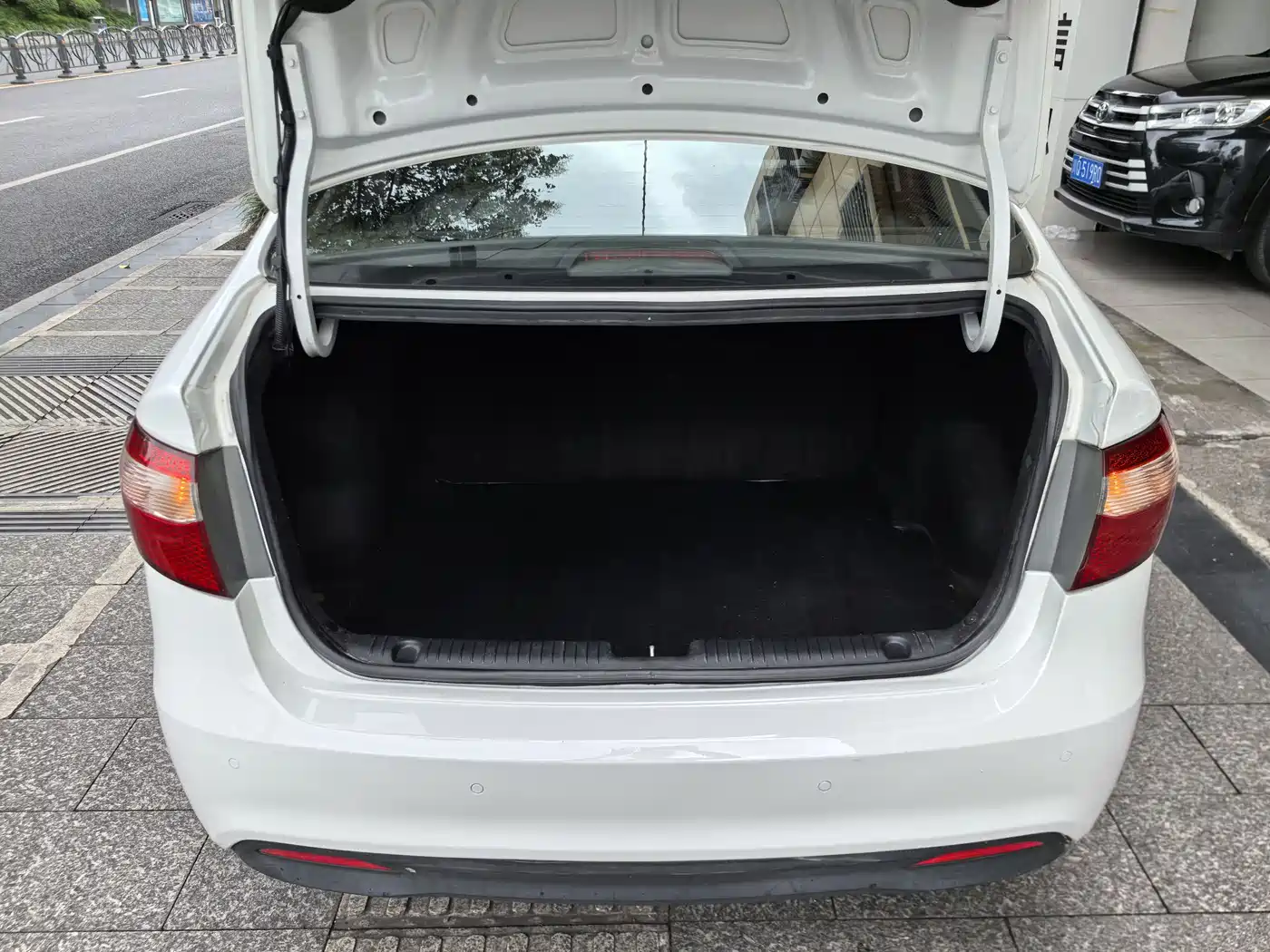 Kia K2 2012 Sedan 1.4L MT GLS Commemorative Edition фото 16