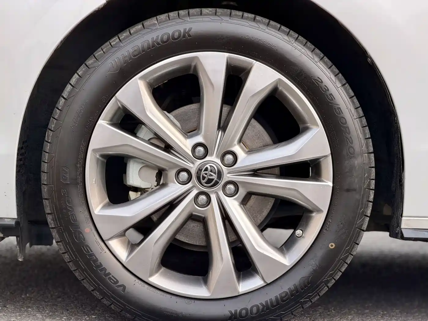 Toyota Sienna 2023 2.5L Hybrid Premium Edition фото 4