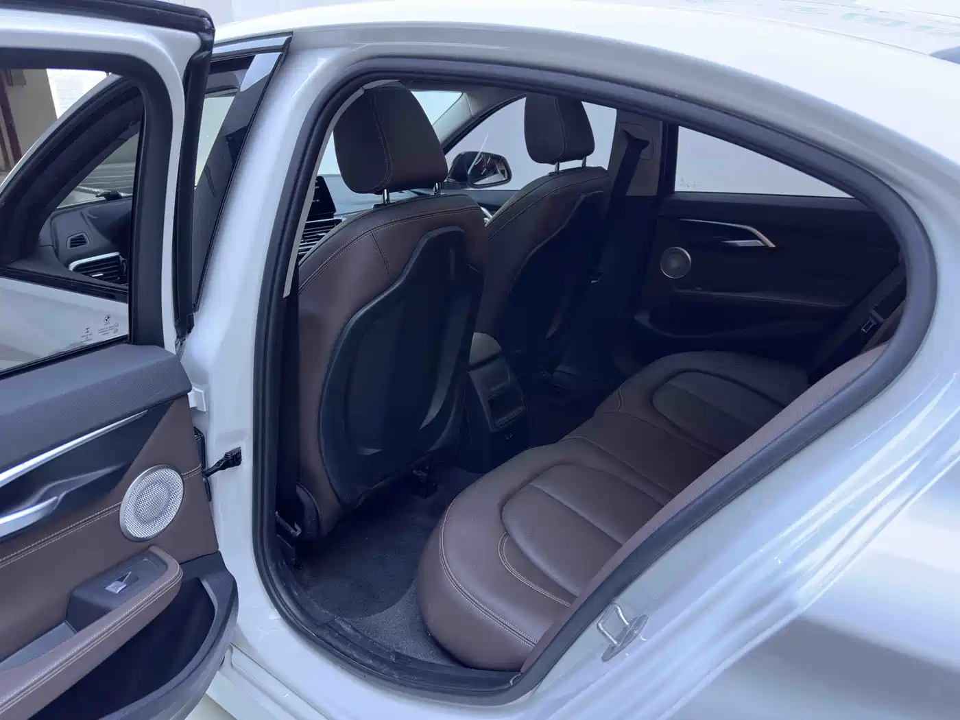 BMW 1 Series 2022 120i M Sport Shadow Edition фото 8