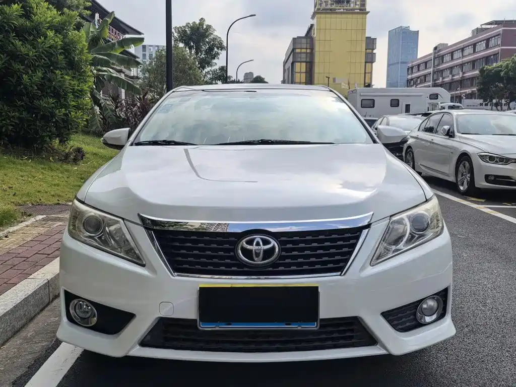 Фото 2 - Toyota Camry