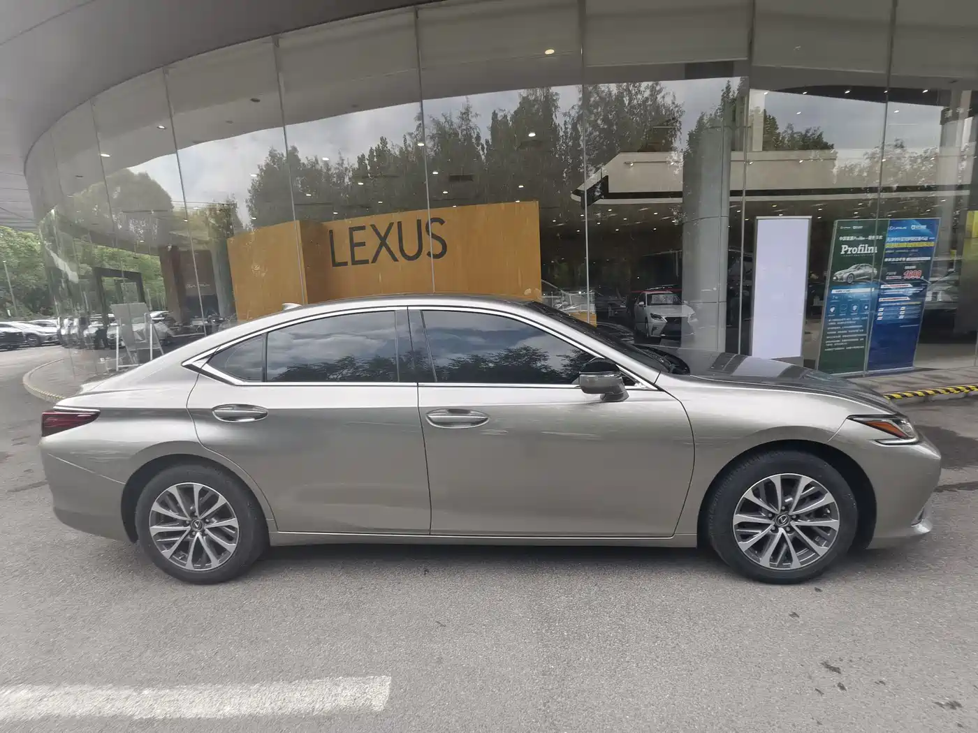 Lexus ES 2023 200 Excellence Edition фото 3
