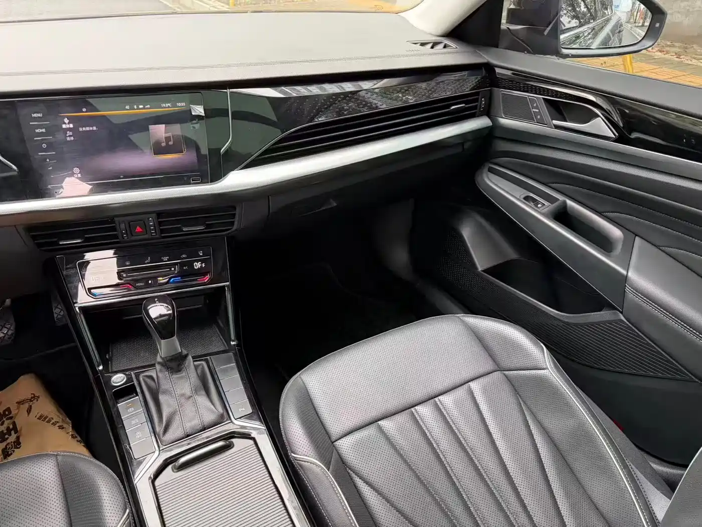 Volkswagen Passat 2024 380TSI Starlight Dragon Soaring Edition фото 13