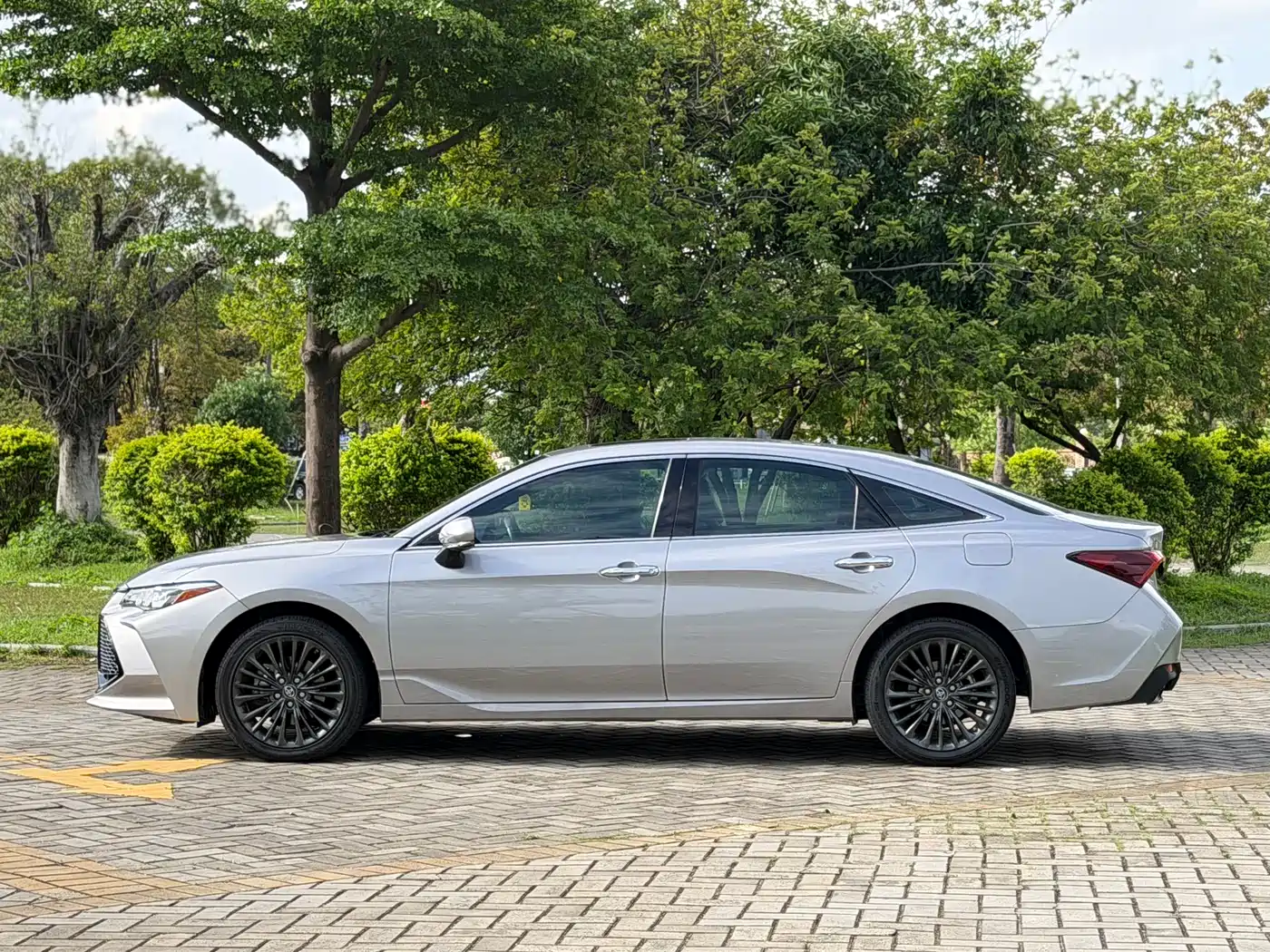 Toyota Avalon 2022 2.0L XLE Premium фото 5