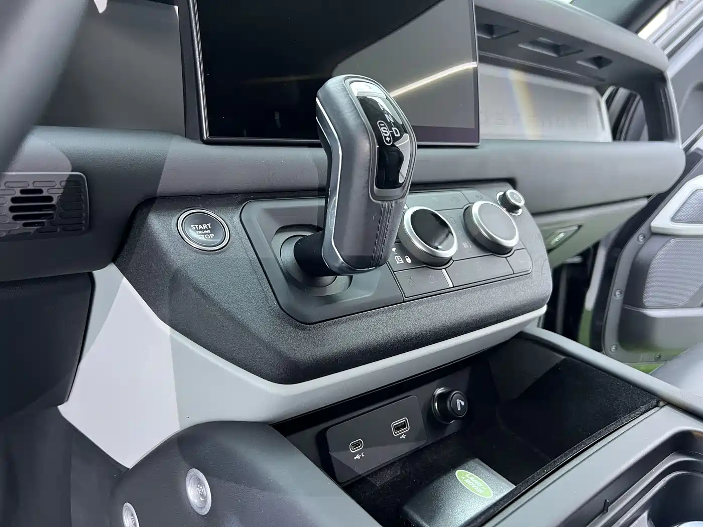 Land Rover Defender 2023 Facelift 90 3.0T P400 XS фото 24