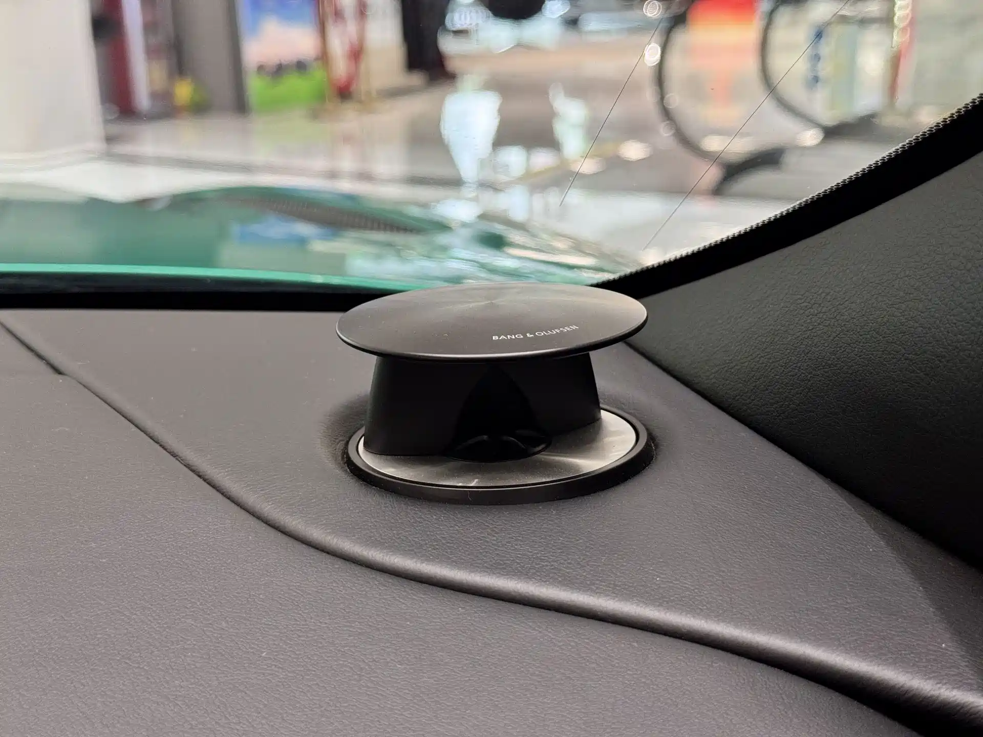 Фото 8 - Aston Martin DB11