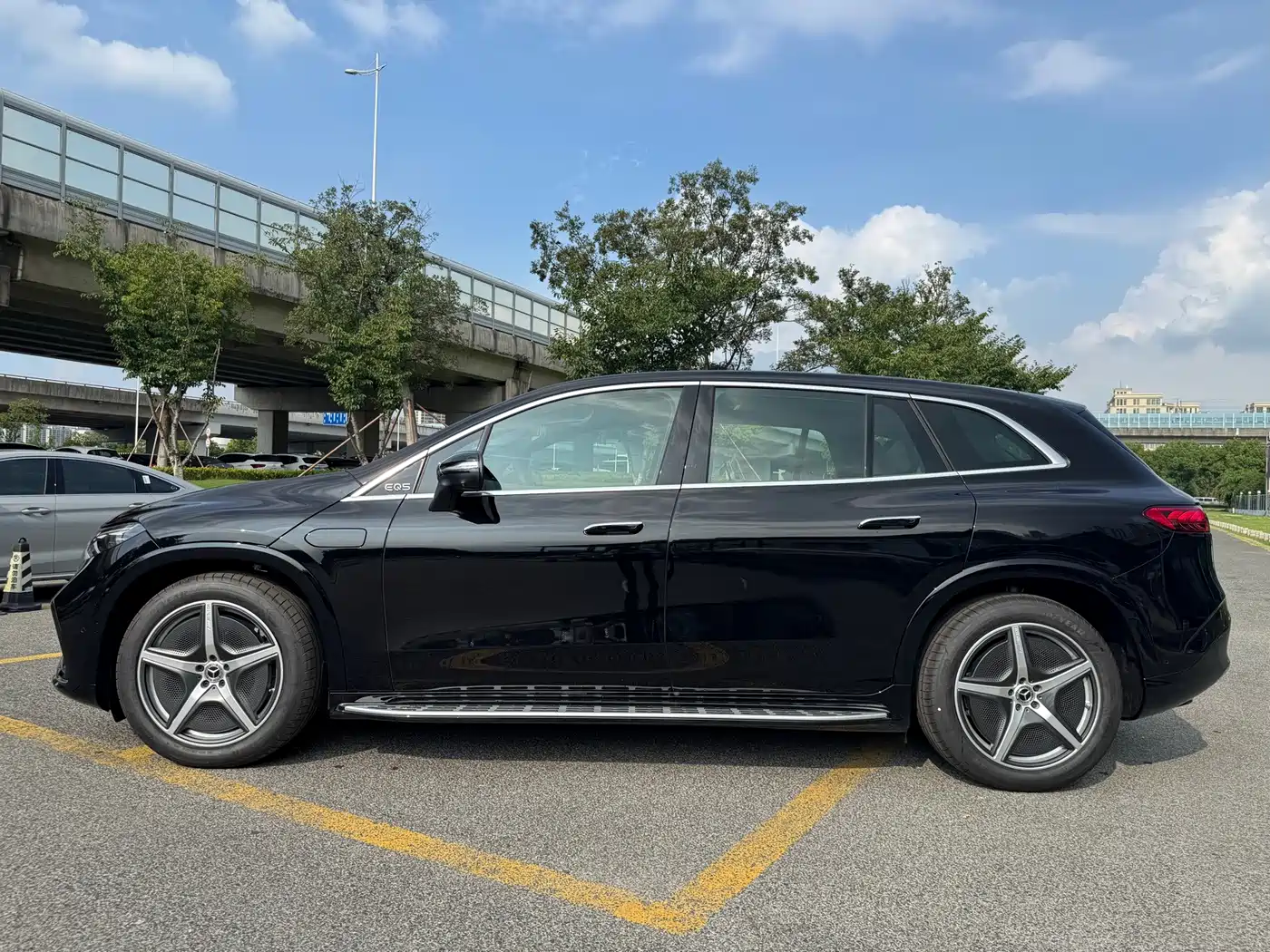 Mercedes-Benz EQS SUV 2026 2025 Model 500 4MATIC
