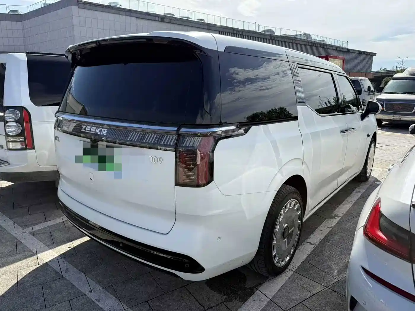 ZEEKR 009 2024 2024 6-seat Executive AWD 108kWh