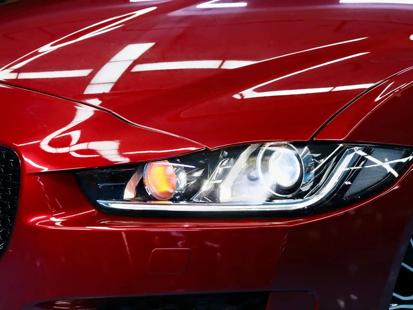 Jaguar XE 2019 2.0T 300PS AWD Landmark Edition фото 4