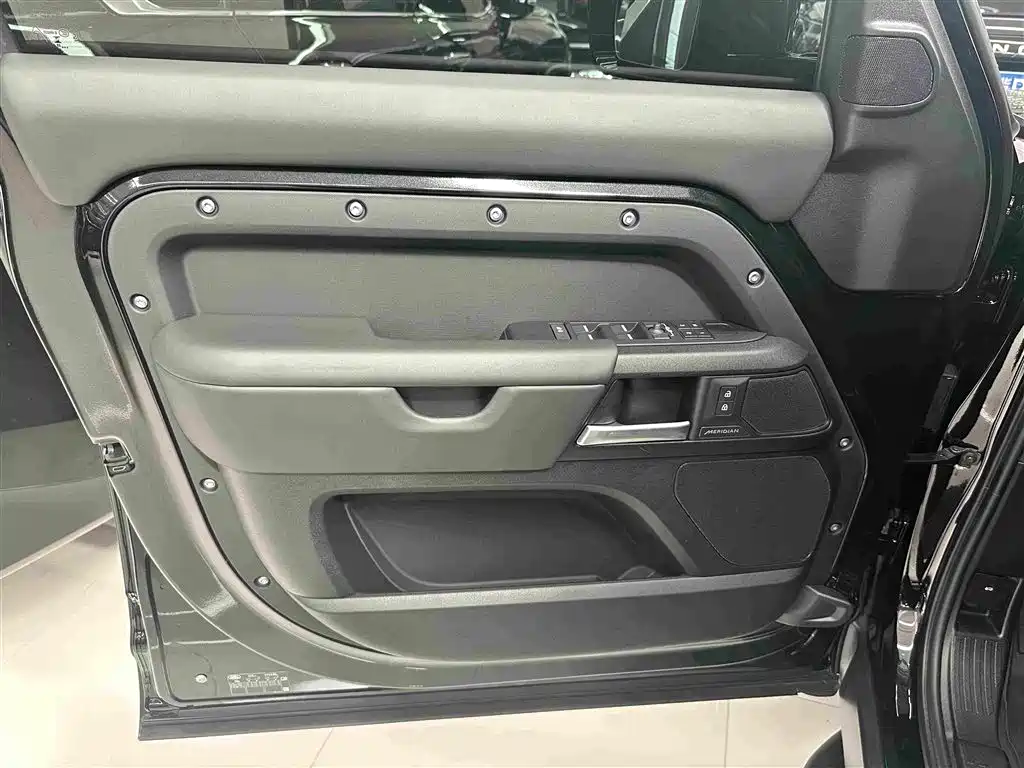 Land Rover Defender 2026 2025 110 3.0T P400 Dark Special Edition