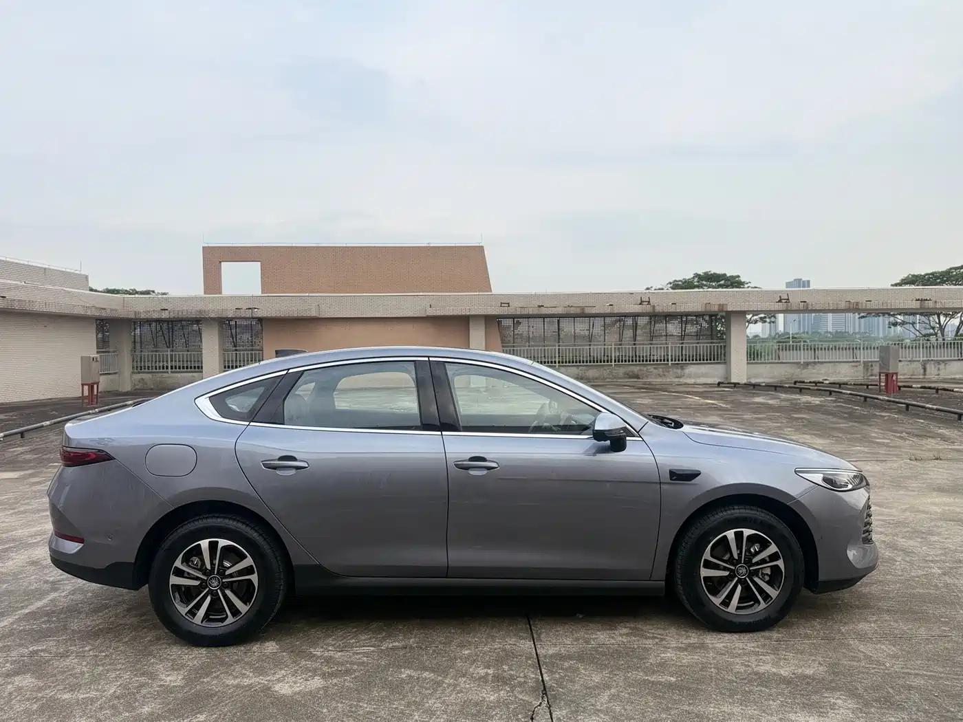 BYD Qin PLUS 2025 DM-i Smart Drive Edition 120KM Surpassing Type фото 4