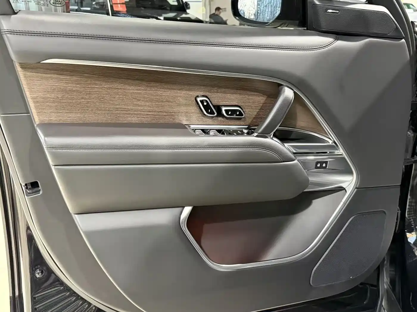 Land Rover Range Rover 2023 3.0 L6 400PS Golden Age 7-Seater Long Wheelbase фото 5