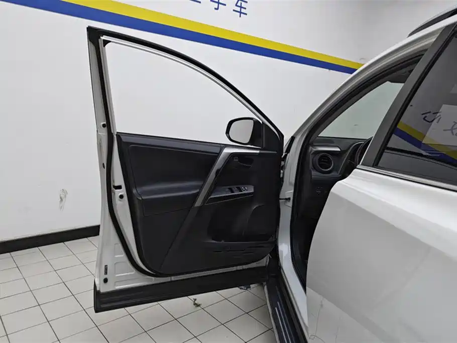 Toyota RAV4 Rongfang 2016 2.0L CVT 2WD Comfort (China V) фото 7