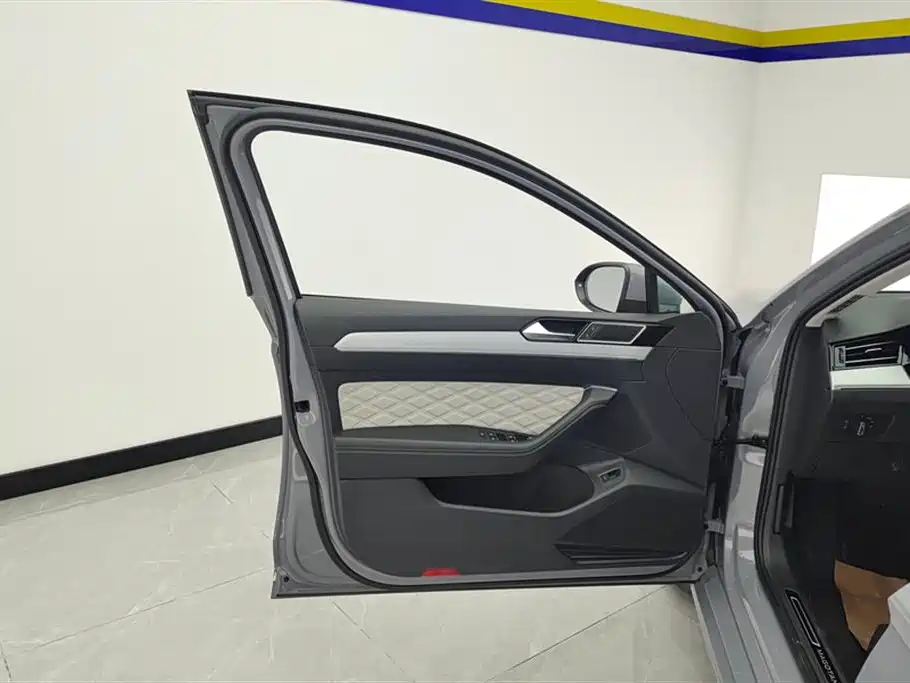 Volkswagen Magotan 2023 Model 2 Million Commemorative Edition 330TSI DSG Luxury фото 7