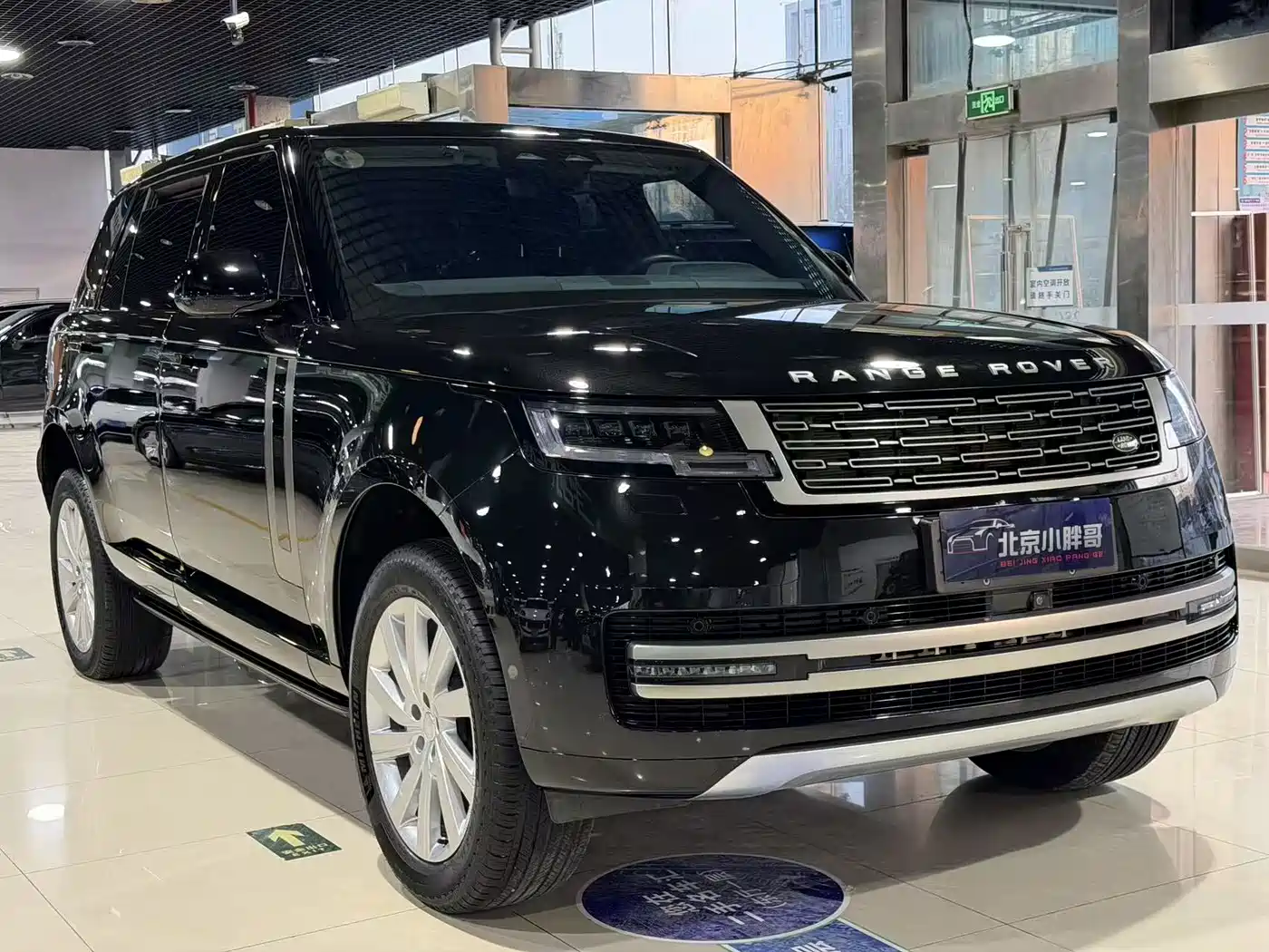 Land Rover Range Rover 2023 3.0 L6 400PS Golden Age 7-Seater Long Wheelbase фото 3