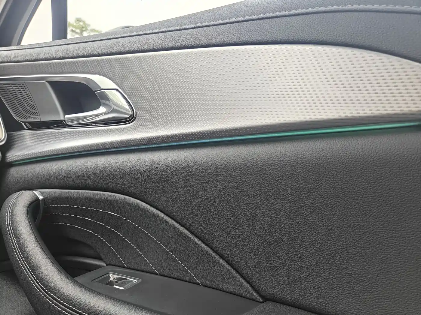 Hongqi H5 2024 2.0T Automatic Smart Connect Flag Smooth Edition фото 16