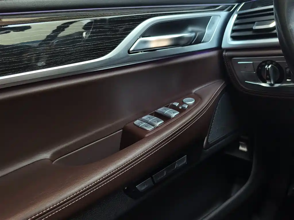 BMW 7 Series 2016 740Li Leading Edition фото 16