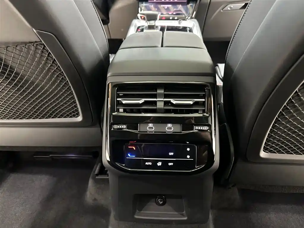 Audi Q6 2024 40 TFSI quattro Cloud View Yulin Package 7-seater фото 15