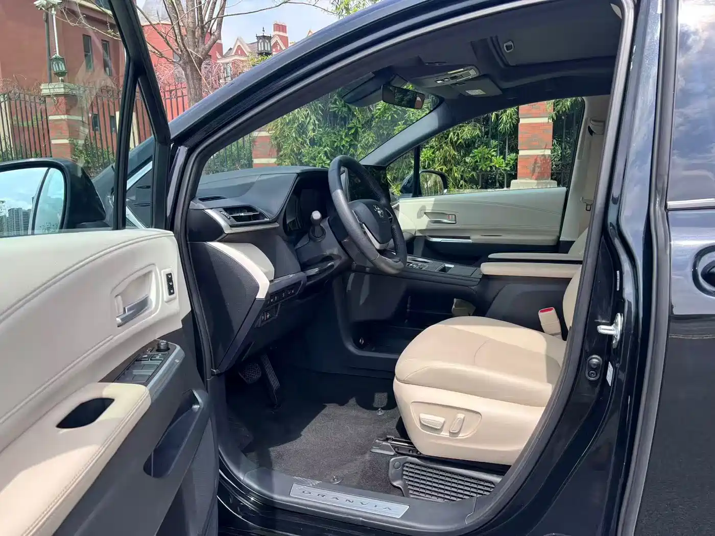Toyota Granvia 2024 2.5L Hybrid Premium PLUS фото 18