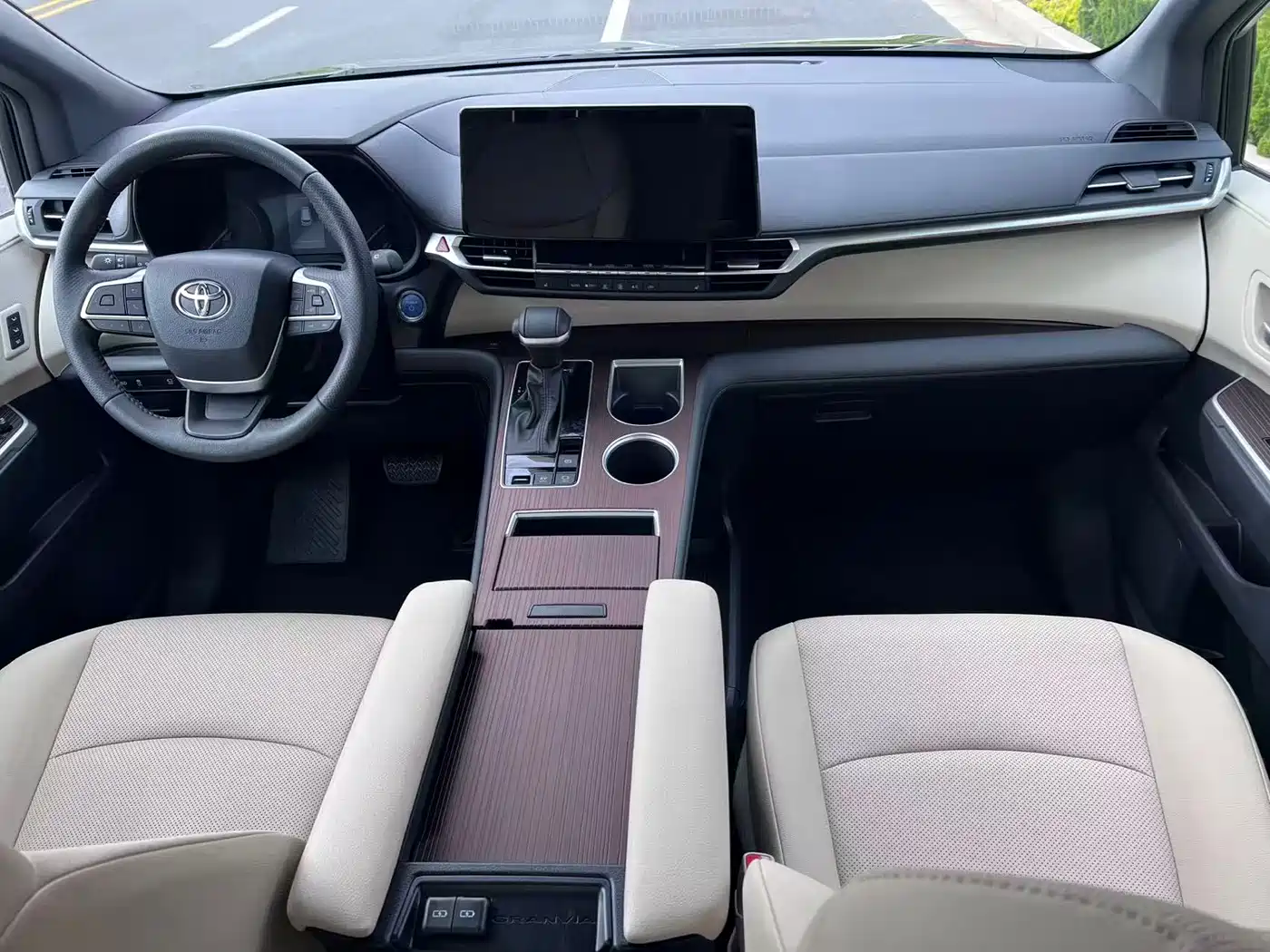 Toyota Granvia 2024 2.5L Hybrid Premium PLUS фото 12